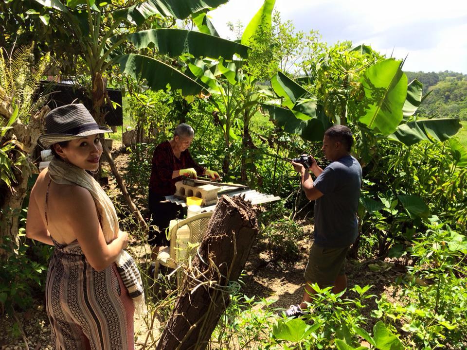 Août 2015, Christina Gonzalez chez Esmeralda Morales Acevedo, tisserande de hamacs en agave, à Puerto Rico.
Photo du Smithsonian.
Août 2015, Christina Gonzalez chez Esmeralda Morales Acevedo, tisserande de hamacs en agave, à Puerto Rico.
Photo du Smithsonian.