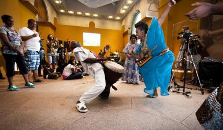 رجل وامرأة يرقصان أمام جمهور مبتهج في عمان