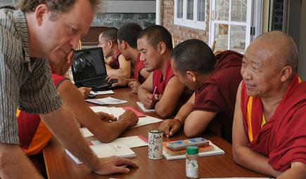 Chercheurs expliquant le concept aux moines