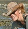 莉萨•席勒 (Lisa Schile) 在实地工作。 测量湿地高程变化可是个脏活。 照片来源：约翰·卡拉威 (John Callaway)。	