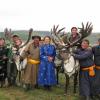 Des guides Tsaatan et leurs familles posent avec des rennes.