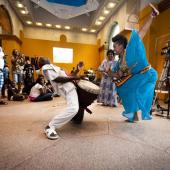 رجل وامرأة يرقصان أمام جمهور مبتهج في عمان