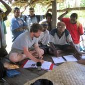 在 Mapaioin 的 Aikavalavi 地区，乔舒亚•贝尔与 Eric Vai'i 一起工作，阐明语言术语（2010 年）。 
 照片来源：Sebastine Haraha。
