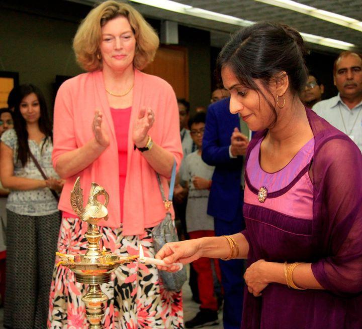 RJ Vikram, de Radio One, s'entretenant avec Masum Momaya, conservatrice au Smithsonian Asian Pacifique American Center. Chennai, Inde (novembre 2014). 
 Crédit photo : ambassade 
 des États-Unis, Chennai.
