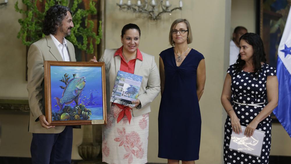 Melanie with the First Lady of Honduras, Ana García de Hernández (center left) during the launch of the 2015 Mesoamerican Reef Report Card. Credit: Leonel Estrada/ Press Office Honduras.