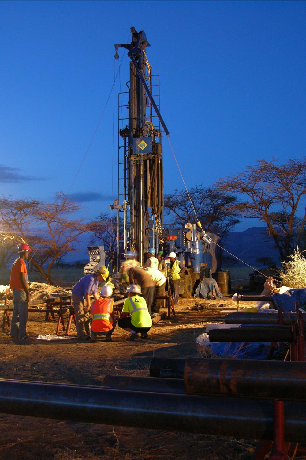 Potts’s American and Kenyan team of drillers and core-recovery experts undertook day / night-time drilling. This approach to doing human origins research had not previously been tried. Photo credit: Smithsonian Institution.