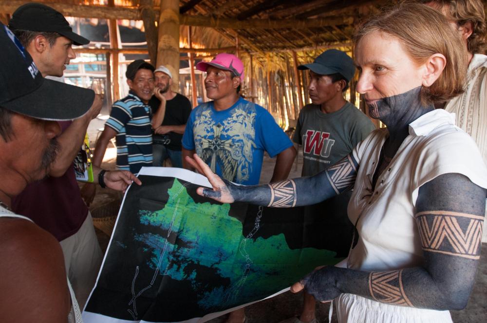 Catherine Potvin, right, shows a carbon map to community members of the Kuna Comarca