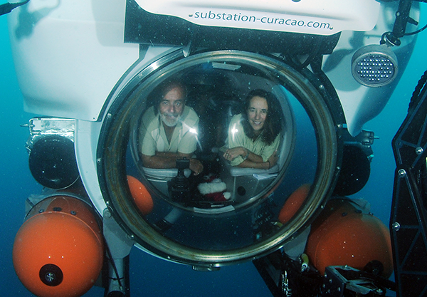 卡罗尔 • 鲍德温 (Carole Baldwin)（右）在库拉潜艇内。 照片来源：Barry Brown/库拉索岛潜艇站